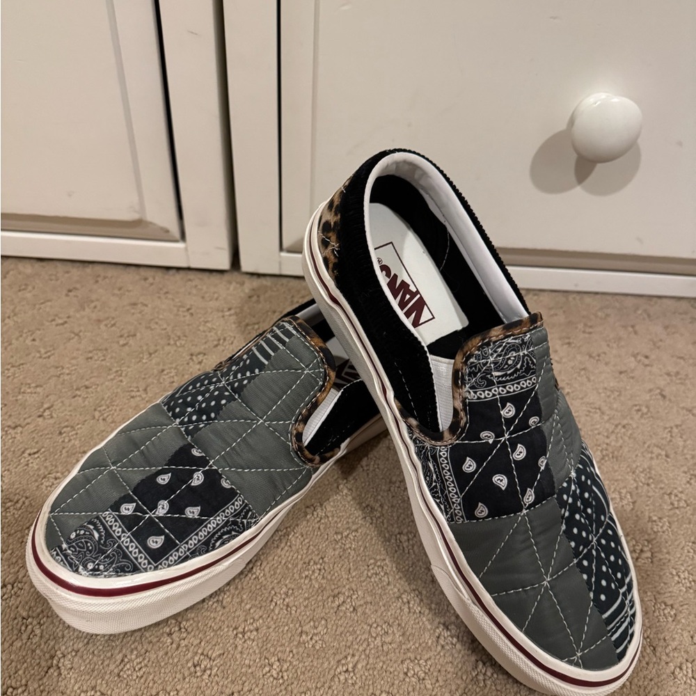 Women’s Vans Slip-On Quilted Bandana Pattern blk part is corduroy